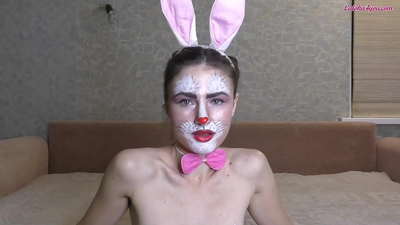 Mae Bunny Sexy yn Sugno Dick Anferth BFF yn ysgafn