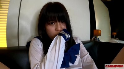 Merch Japaneaidd 18 oed gyda chwistrelli titw bach ac orgasms gyda ffycin bys a thegan rhyw. Merch Asiaidd mewn gwisg cosplay ysgol yn rhoi blowjobs mewn fideo amatur. Mao 7 OSAKAPORN.