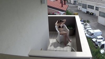 Ysbïo ar fy roommate ifanc yn mastyrbio ar y balconi