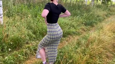 Gwraig sucks ceiliog ar y stryd ac yn cael rhyw gyda dod i ben ar ei ass. CleoModel porn Rwseg